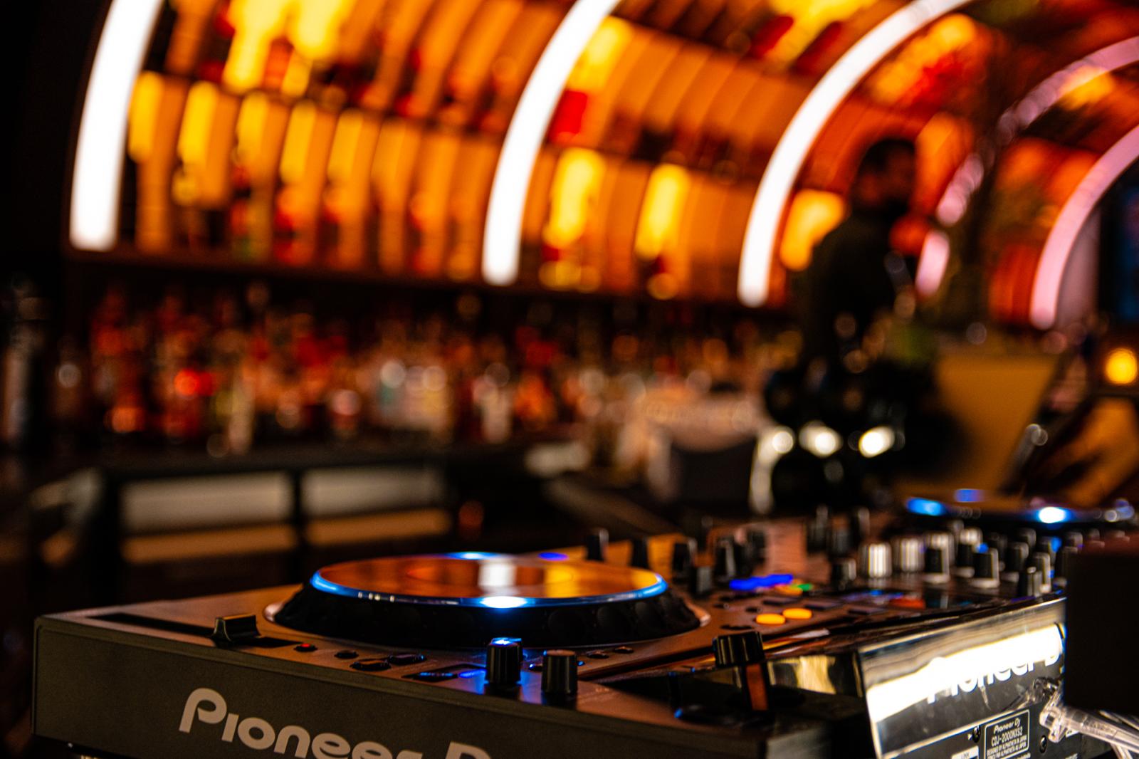 Monda's DJ & Bar Area mit Pioneer Equipment